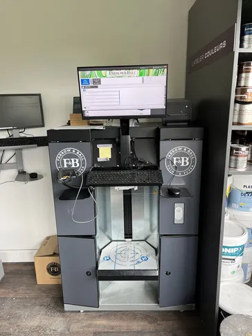 Le magasin Les Co'Peint vous propose la fabrication de couleur de peinture sur-mesure grâce à sa machine à teinter sur Rennes